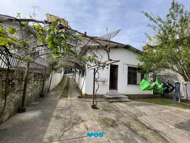 Imagem: Terreno com casa com 3 dormitórios e ampla