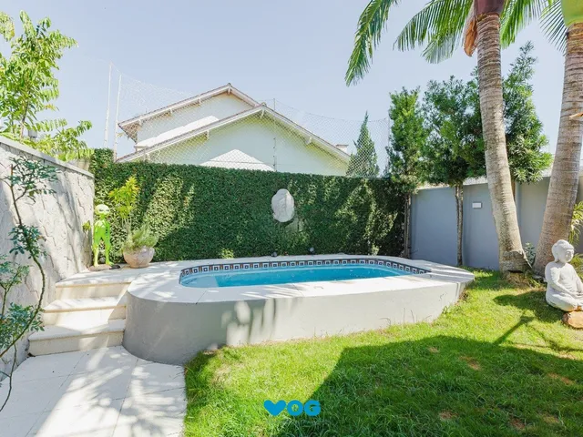 Imagem 3: Casa de alto padrão com elevador e piscina acessível em condomínio no Passo das