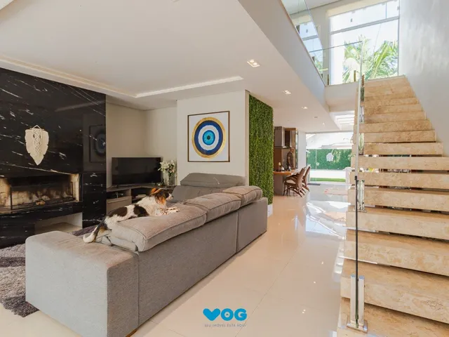 Imagem 4: Casa de alto padrão com elevador e piscina acessível em condomínio no Passo das