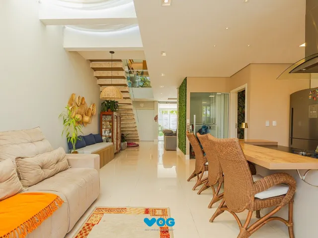 Imagem 7: Casa de alto padrão com elevador e piscina acessível em condomínio no Passo das