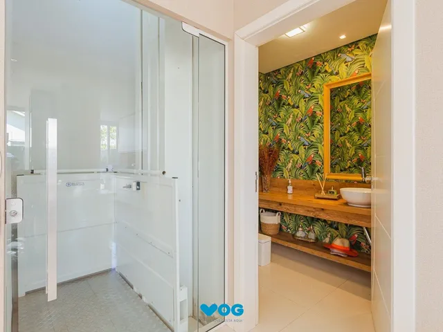 Imagem 8: Casa de alto padrão com elevador e piscina acessível em condomínio no Passo das