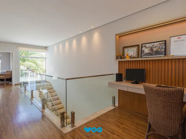 Imagem 9: Casa de alto padrão com elevador e piscina acessível em condomínio no Passo das