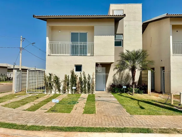 Imagem: A casa possui 3 Dormitórios, 1 Suíte, 2 Vagas na garagem,