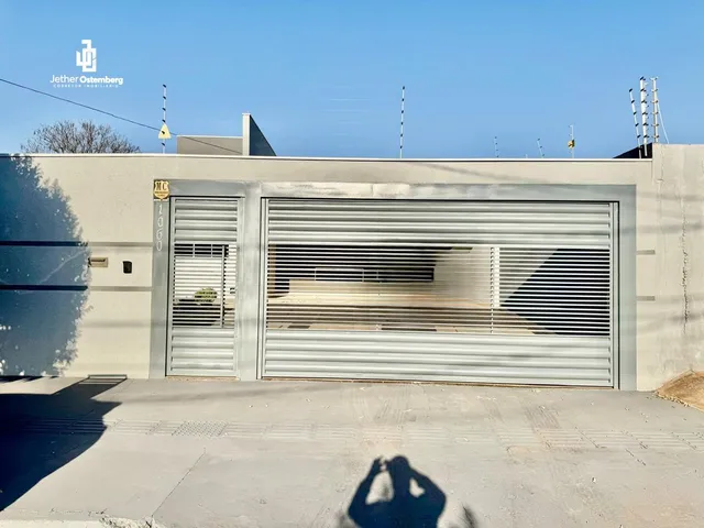 Imagem: A casa possui 3 Dormitórios, 1 Suíte, 2 Vagas na garagem,