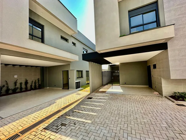 Imagem: A casa possui 3 Dormitórios, 3 Suítes, 2 Vagas na
