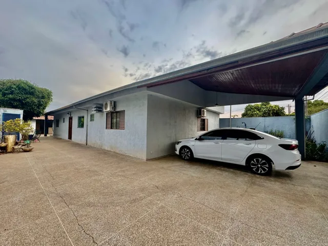Imagem: A casa possui 3 Dormitórios, 3 Suítes, 2 Vagas na