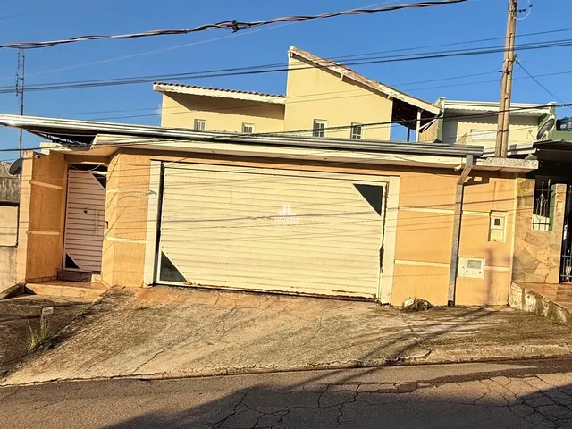 Imagem: A casa possui 6 Dormitórios, 1 Suíte, 4 Banheiros, 3