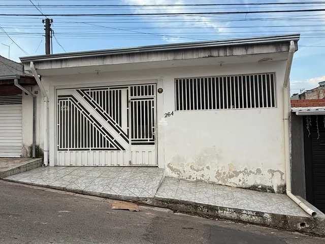 Imagem: A casa possui 2 Dormitórios, 1 Banheiro, 2 Vagas na