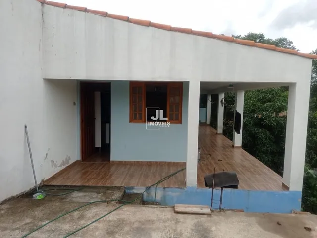 Imagem: A casa possui 1 Dormitório, 1 Banheiro, 1 Vaga na garagem,