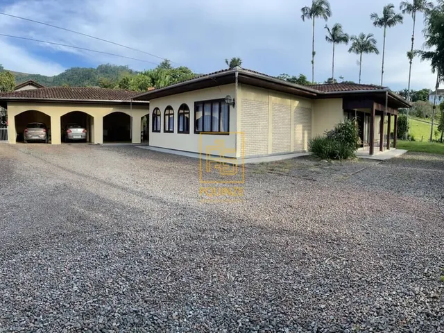 Imagem 2: Casa no centro de Rodeio com amplo espaço. Além do uso residencial, o espaço também