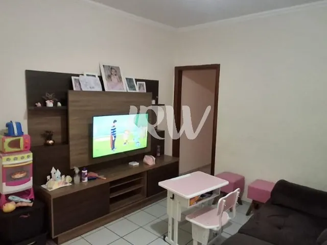 Imagem: A casa possui 3 Dormitórios, 1 Suíte, 3 Banheiros, 2