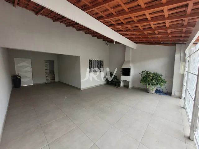 Imagem: A casa possui 3 Dormitórios, 2 Banheiros, 3 Vagas na