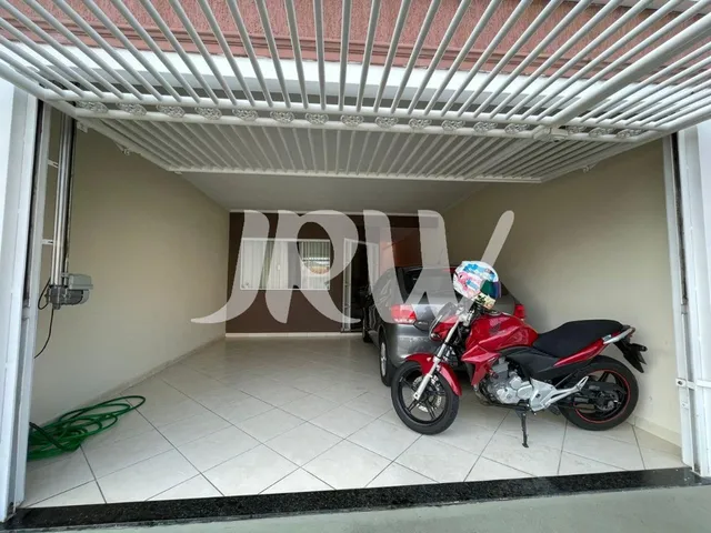 Imagem: A casa possui 3 Dormitórios, 1 Suíte, 3 Banheiros, 2