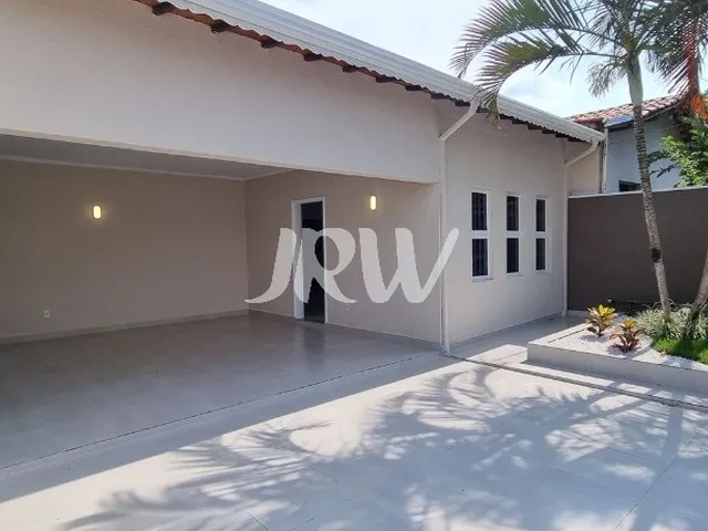 Imagem: A casa possui 4 Dormitórios, 1 Suíte, 3 Banheiros, 2