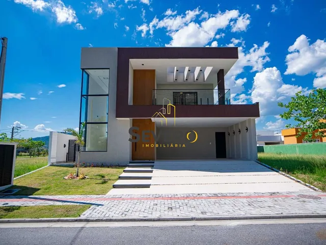 Imagem: A casa possui 5 Dormitórios, 2 Suítes, 3 Banheiros, 4