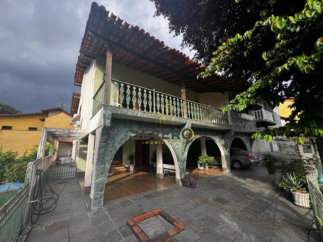 Imagem: A casa possui 4 Dormitórios, 1 Suíte, 4 Banheiros, 3