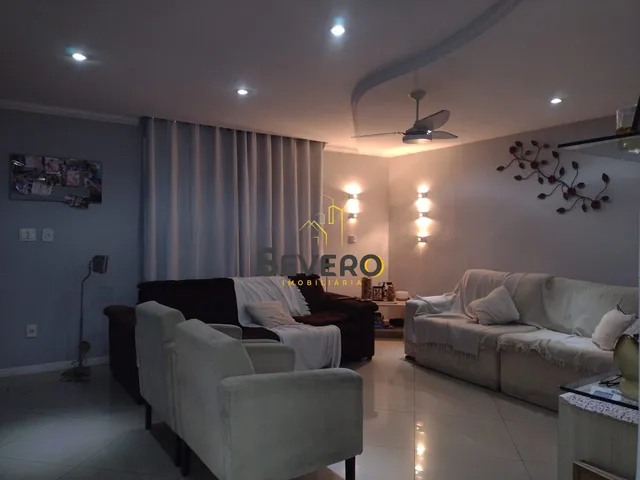 Imagem: A casa possui 4 Dormitórios, 1 Suíte, 2 Banheiros, 4