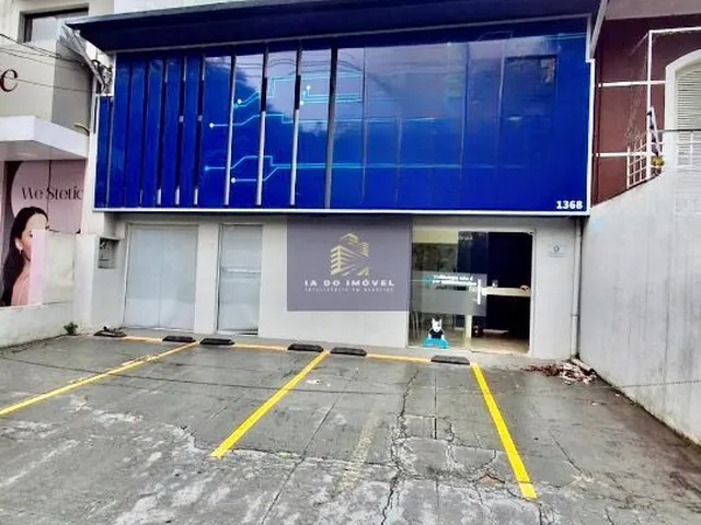 Imagem: A loja possui 3 Banheiros, 3 Vagas na garagem, 120m² de
