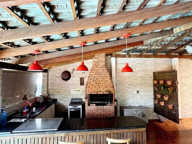 Imagem 3: Casa com 4 Suítes, Piscina e Vista para a Praça no Jardim Cuiabá – 619m² de Terreno