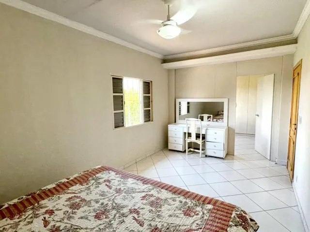 Imagem 6: Casa com 4 Suítes, Piscina e Vista para a Praça no Jardim Cuiabá – 619m² de Terreno