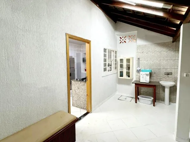 Imagem 12: Casa com 4 Suítes, Piscina e Vista para a Praça no Jardim Cuiabá – 619m² de Terreno