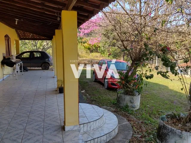 Imagem 1: Chácara com 2000 metros, casa com três dormitórios, duas salas, dois banheiros.