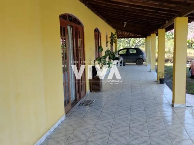 Imagem 2: Chácara com 2000 metros, casa com três dormitórios, duas salas, dois banheiros.