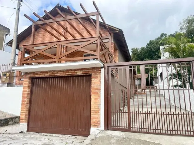 Imagem: A casa possui 3 Dormitórios, 3 Banheiros, 2 Vagas na