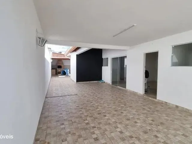 Imagem: A casa possui 3 Dormitórios, 3 Banheiros, 4 Vagas na