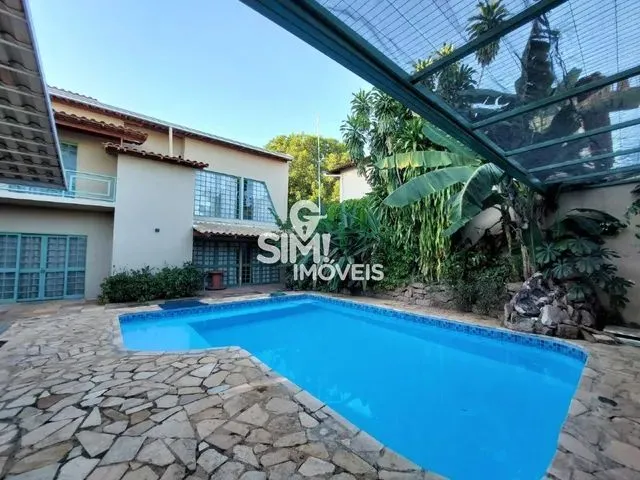 Imagem: A casa possui 3 Dormitórios, 3 Suítes, 2 Banheiros, 1 Vaga