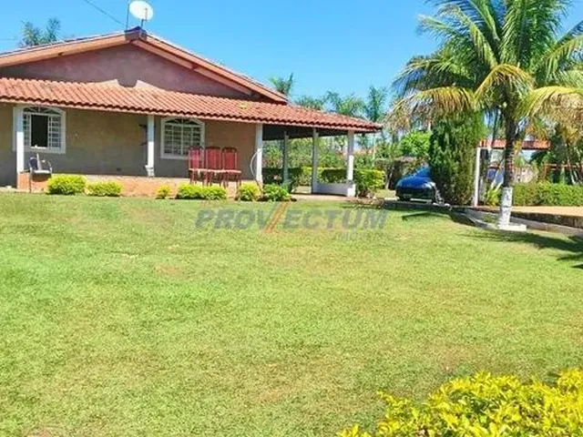 Imagem: A chácara possui 2 Dormitórios, 1 Banheiro, 5 Vagas na