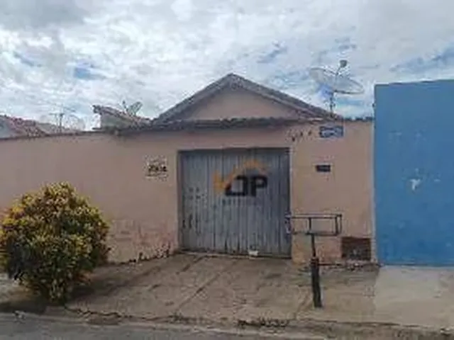 Imagem: A casa possui 3 Dormitórios, 1 Banheiro, 1 Vaga na