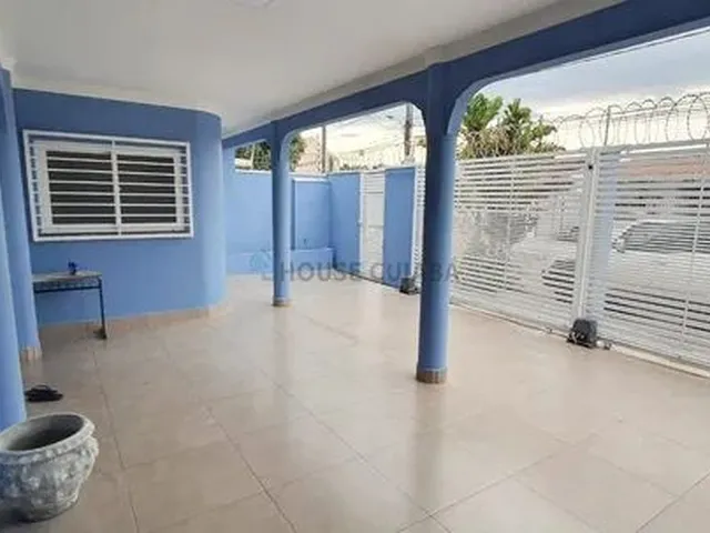 Imagem: Casa de Esquina com Piscina no Bairro Jardim