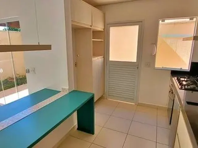 Imagem 2: São 3 Dormitórios com Ar Condicionado, Sendo 1 Suíte com Varanda, Lustres E