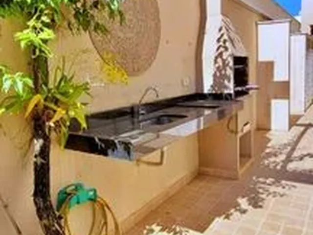 Imagem 6: São 3 Dormitórios com Ar Condicionado, Sendo 1 Suíte com Varanda, Lustres E