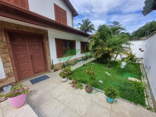 Imagem: A casa possui 5 Dormitórios, 4 Suítes, 5 Banheiros, 2
