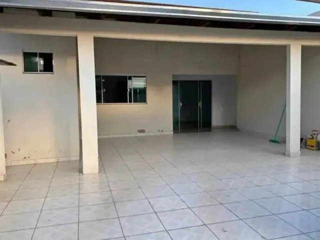 Imagem: A casa possui 3 Dormitórios, 3 Banheiros, 3 Vagas na