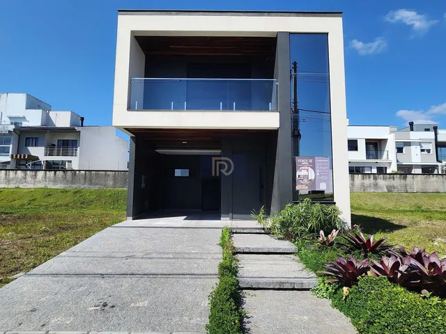 Imagem: A casa possui 3 Dormitórios, 2 Suítes, 2 Vagas na