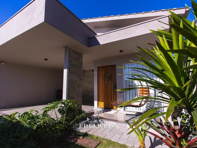 Imagem: A casa possui 3 Dormitórios, 1 Suíte, 3 Banheiros, 2