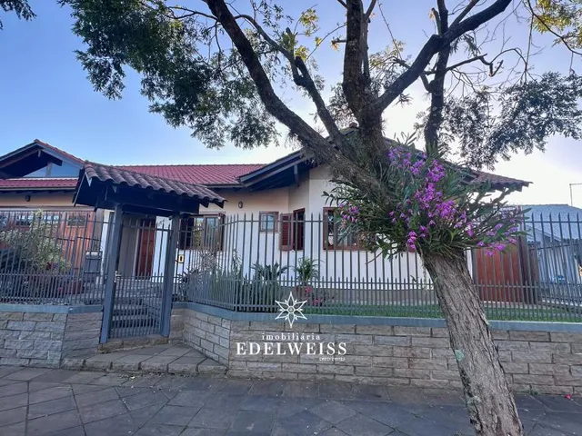 Imagem: Casa de esquina com Piscina à venda em