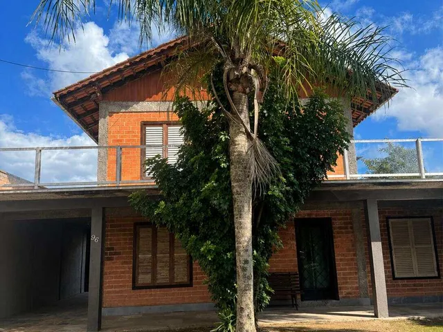 Imagem: A casa possui 5 Dormitórios, 4 Suítes, 1 Banheiro, 206m²