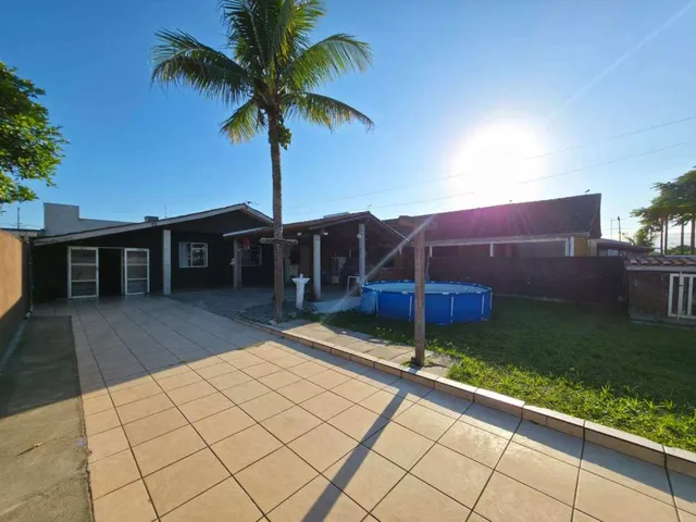 Imagem 2: Casa próxima ao mar com amplo terreno