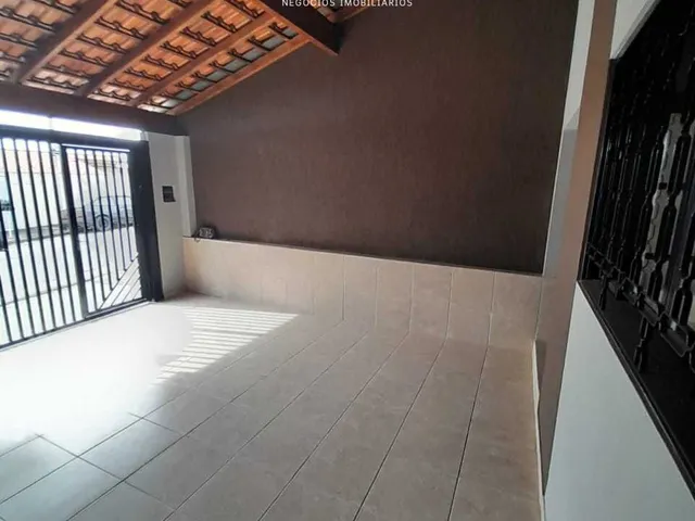 Imagem: A casa possui 3 Dormitórios, 1 Banheiro, 2 Vagas na