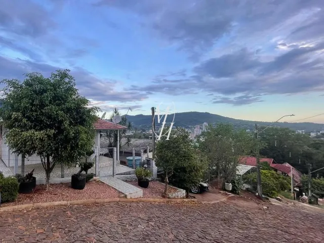 Imagem: Amplo Terreno com 2 Casas em Região Alta