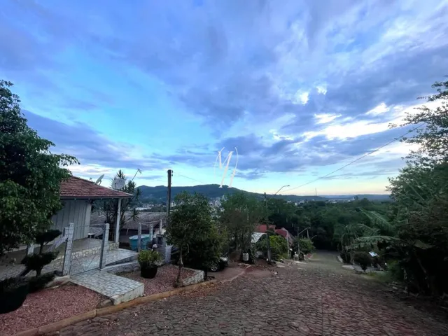 Imagem 2: Amplo Terreno com 2 Casas em Região Alta