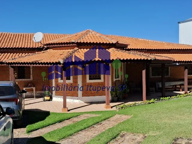 Imagem: A casa possui 3 Dormitórios, 1 Suíte, 3 Vagas na garagem,