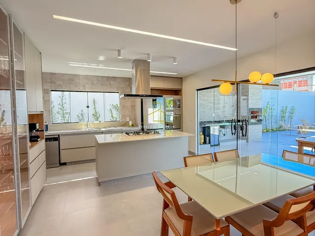 Imagem 2: Casa de luxo à venda na Estância Monazítica, Serra-ES: 4 quartos, suíte, 3 banheiros