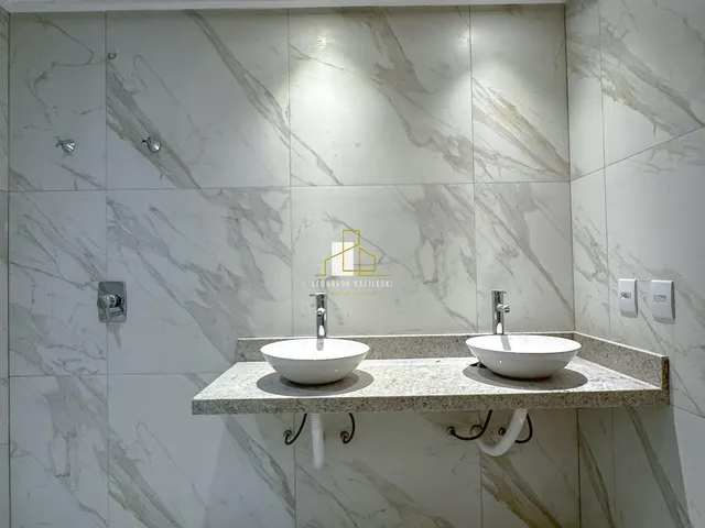 Imagem 8: Casa de luxo em condomínio - 4 quartos, 3 suítes, 1 sala, 5 banheiros - Bairro