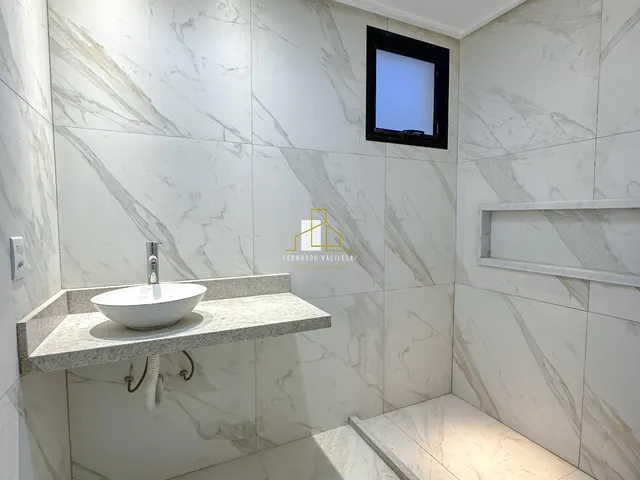 Imagem 2: Casa de luxo em condomínio - 4 quartos, 3 suítes, 1 sala, 5 banheiros - Bairro