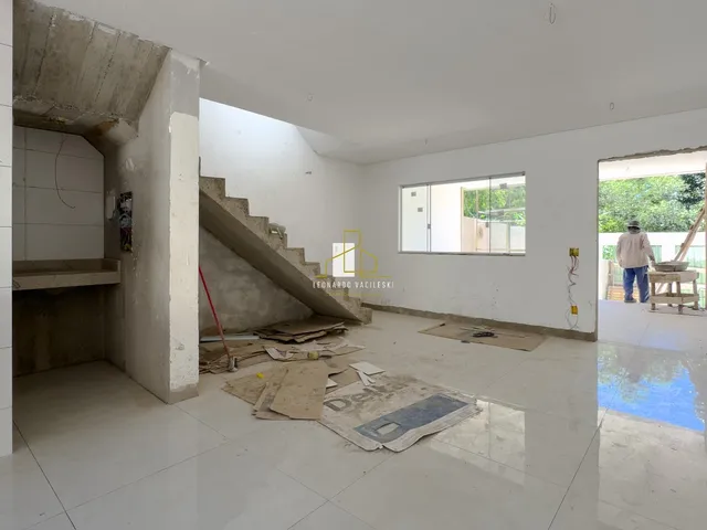 Imagem 2: Casa Duplex em Portal de Jacaraipe, com 3 quartos, suíte, 2 vagas de garagem e quintal